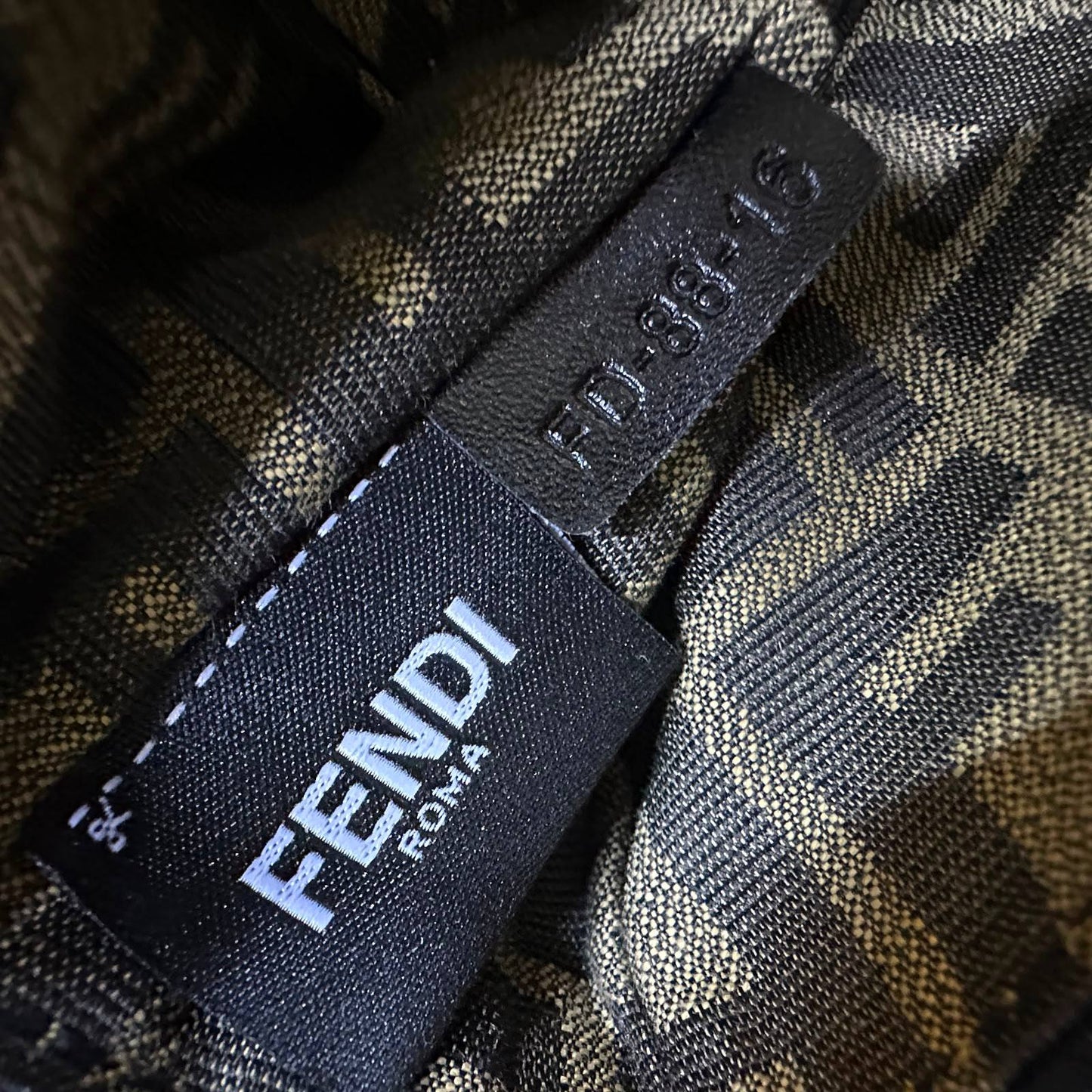 FENDI 
MASTER QUALITY
 WITH BOX 
240 dhs✅

Zain295
♥️♥️♥️