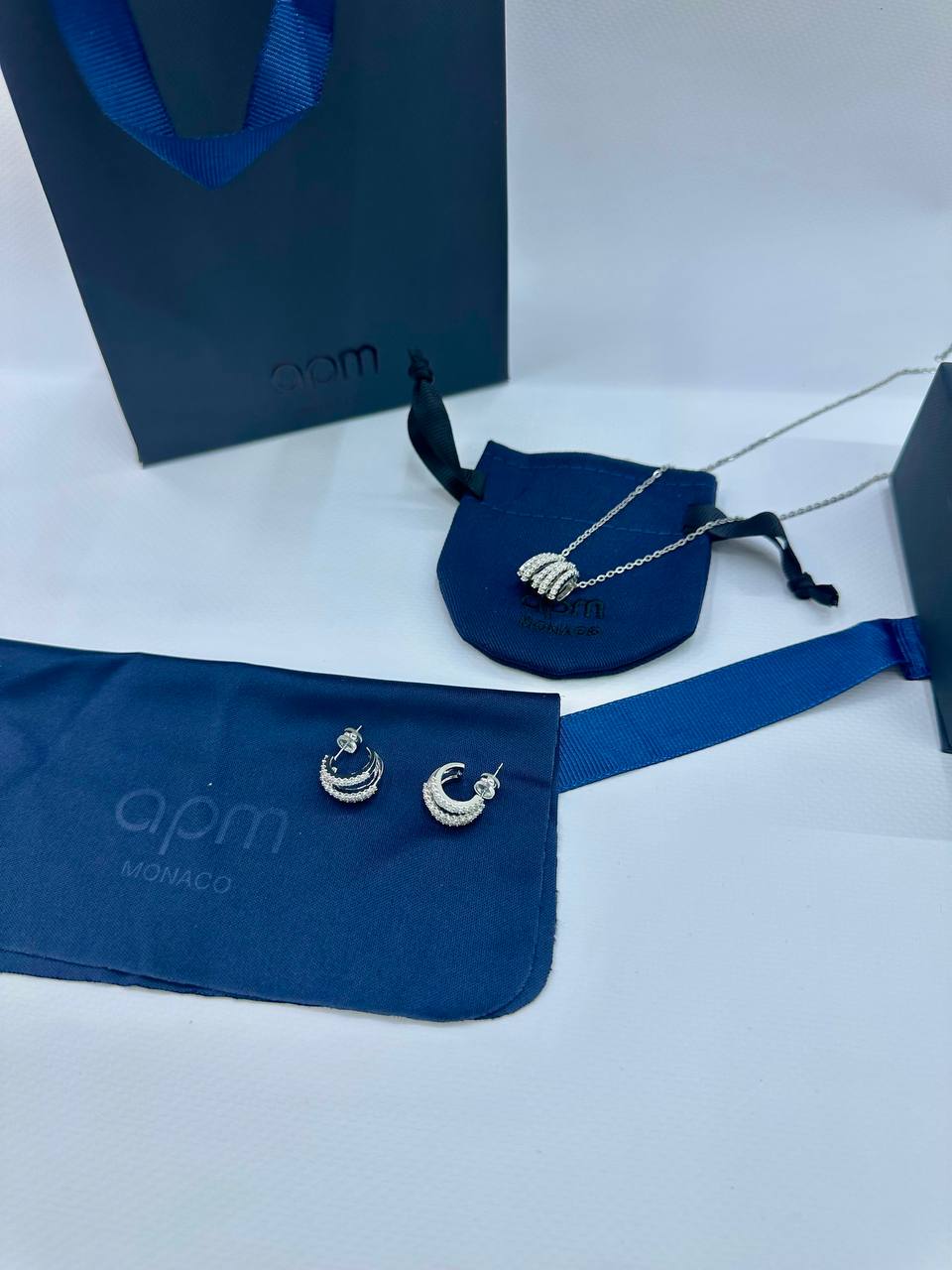 Apm❤️‍🔥*
Necklace 🦋
Earring💥
good quality 💯
With normal boxes 🗃️ 
And paper bag 
40 dhs✅
With master box 🗃️ 
55 dhs✅

Zain216
♥️♥️♥️
