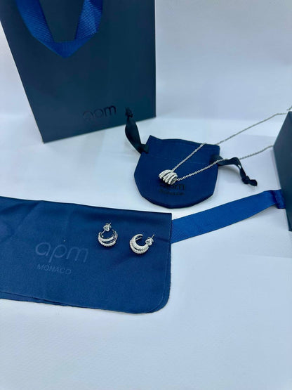 Apm❤️‍🔥*
Necklace 🦋
Earring💥
good quality 💯
With normal boxes 🗃️ 
And paper bag 
40 dhs✅
With master box 🗃️ 
55 dhs✅

Zain216
♥️♥️♥️