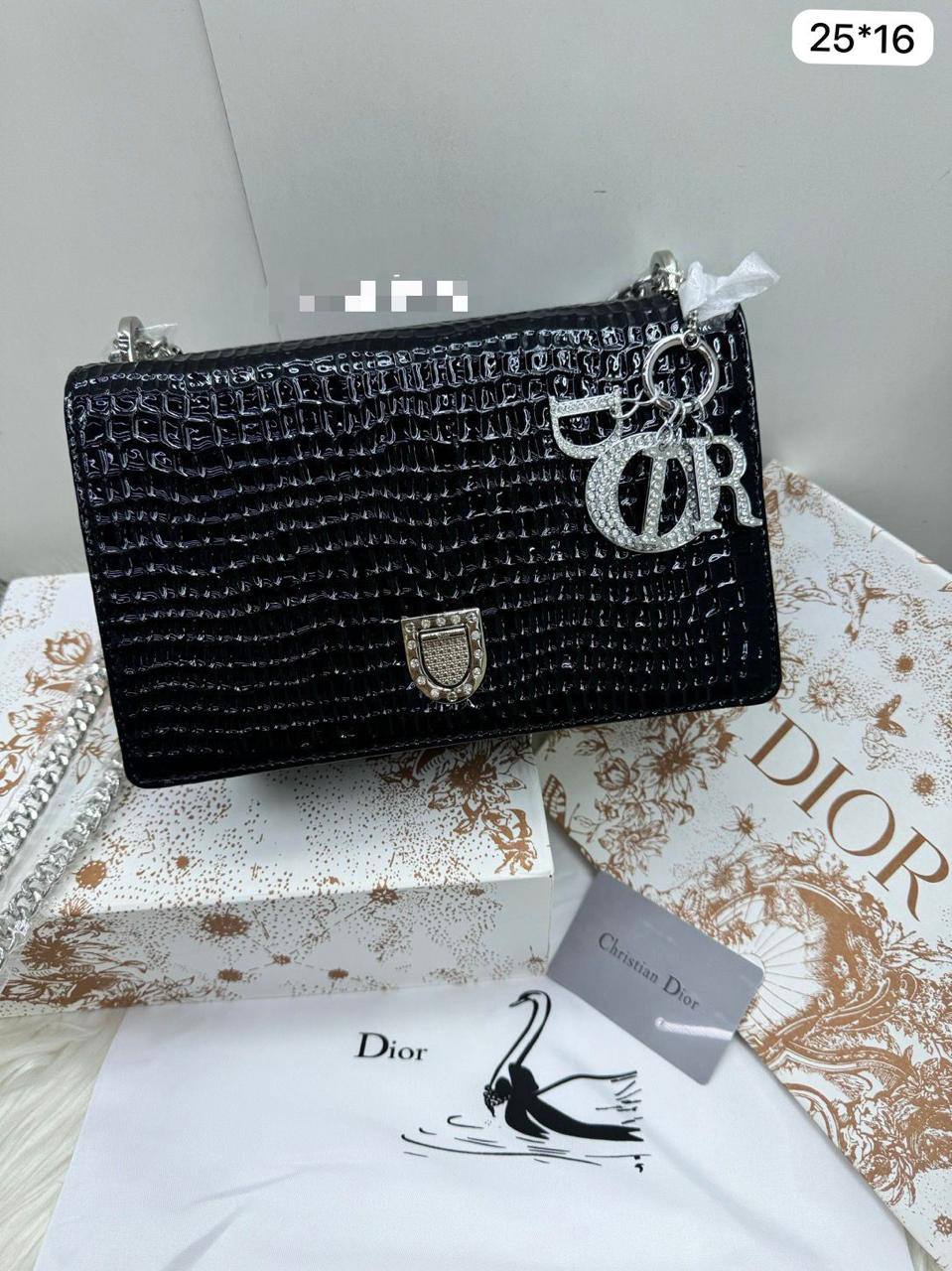 💎 Lady  Dior
1️⃣ First Quality +🎁
Size: 26 ~ 21 cm
95 dhs🇦🇪🇦🇪
with Box🎁

Zain115
♥️♥️♥️