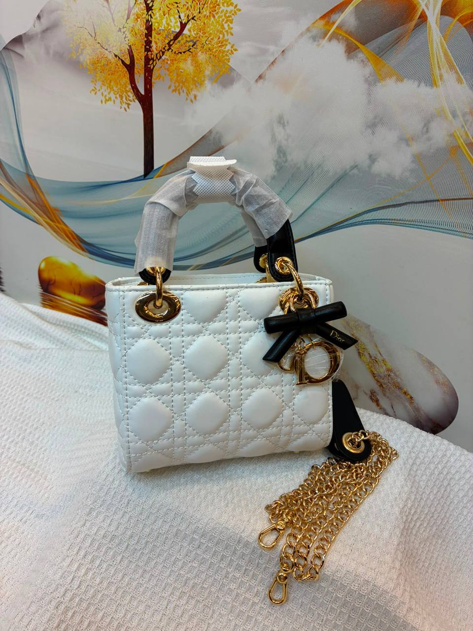 Dior 
Best quality 

with box 🎁

160 dhs✅
size 17Cm

Zain290
♥️♥️♥️
