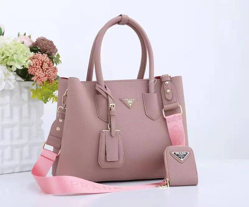 Prada 
Good Quality 
115 dhs🪙💕

Zain250
♥️♥️♥️