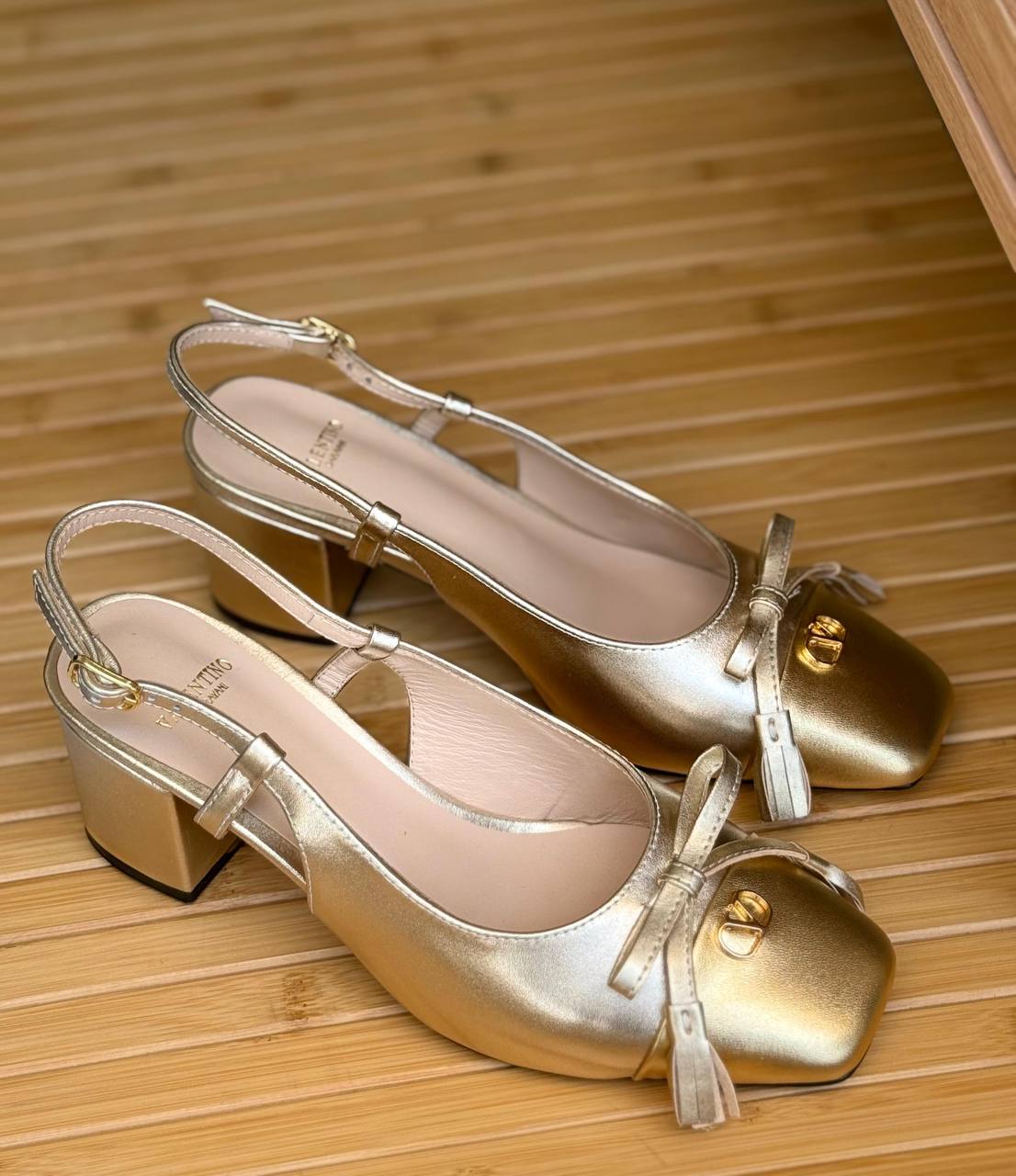 Valentino
✨ 𝐍𝐞𝐰 𝐂𝐨𝐥𝐥𝐞𝐜𝐭𝐢𝐨𝐧
✨ 𝐒𝐮𝐩𝐞𝐫 𝐌𝐚𝐬𝐭𝐞𝐫 𝐐𝐮𝐚𝐥𝐢𝐭𝐲
✨ 𝐀𝐯𝐚𝐢𝐥𝐚𝐛𝐥𝐞 𝐍𝐨𝐰
✨ 𝐒𝐢𝐳𝐞𝐬: 𝟑𝟔 — 𝟒𝟏
460 dhs✅

Zain178
♥️♥️♥️