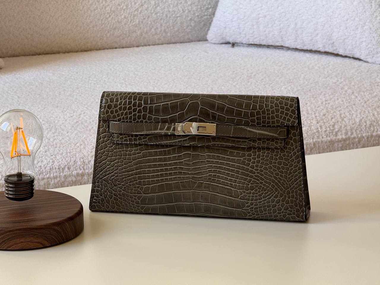 Hermes Elan croc 27cm💕master quality😍

with box❤️ 
🎁🎁🎁

700 dhs🪙💚

Zain52
♥️♥️♥️