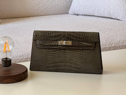 Hermes Elan croc 27cm💕master quality😍

with box❤️ 
🎁🎁🎁

700 dhs🪙💚

Zain52
♥️♥️♥️