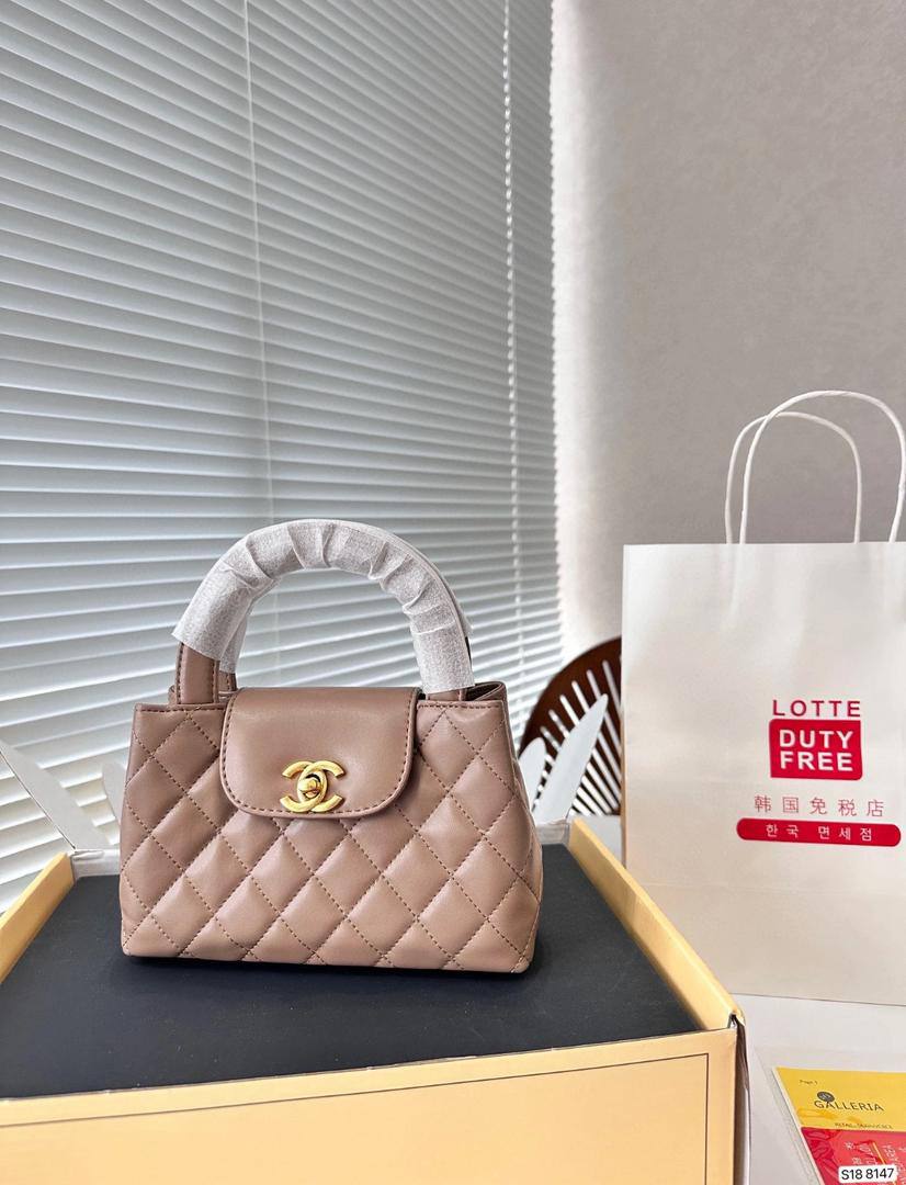 Chanel
95 dhs🪙
size：22cm

Good quality 

with box
🎁🎁🎁

Zain39
♥️♥️♥️