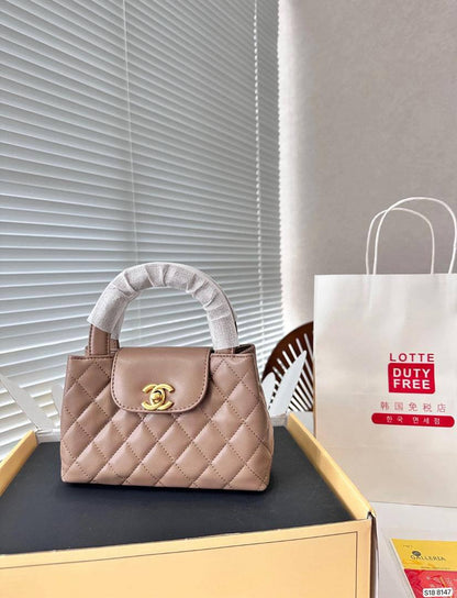 Chanel
95 dhs🪙
size：22cm

Good quality 

with box
🎁🎁🎁

Zain39
♥️♥️♥️