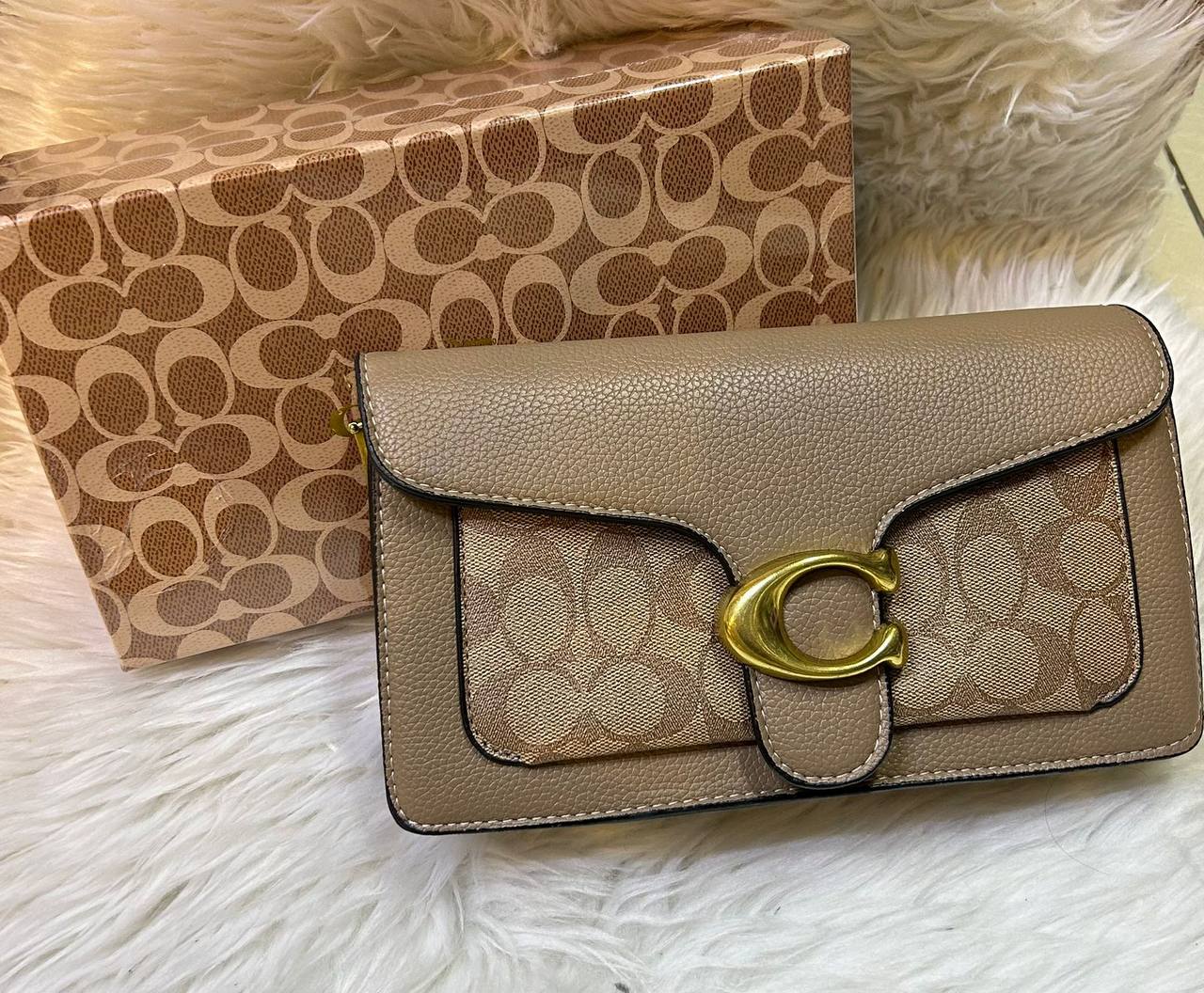 Coach
good quality, 

comes with box, 
🎁🎁🎁

size...25 *15 cm 

95 dhs💓

Zain12
♥️♥️♥️