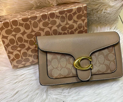 Coach
good quality, 

comes with box, 
🎁🎁🎁

size...25 *15 cm 

95 dhs💓

Zain12
♥️♥️♥️