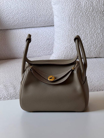 Hermes
Lindy 26 cm💥Master quality ✅with box📦
400 dhs✅

Zain52
♥️♥️♥️