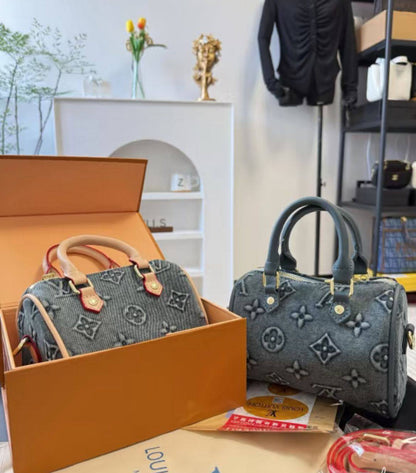LV
90 dhs🗽

With box
🎁🎁🎁

Zain35
♥️♥️♥️
