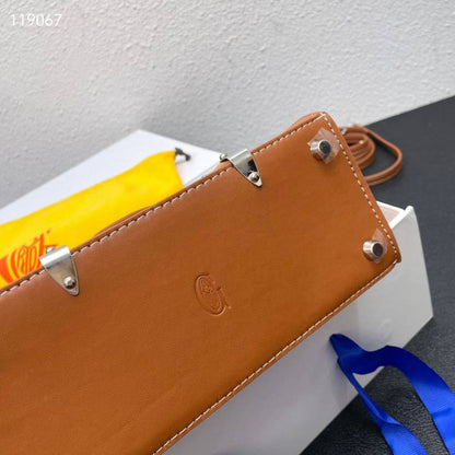 GOYARD 

RESTOCK HIGH QUALITY  

WITH BOX 
🎁🎁🎁
130 dhs❣️

Zain39
♥️♥️♥️