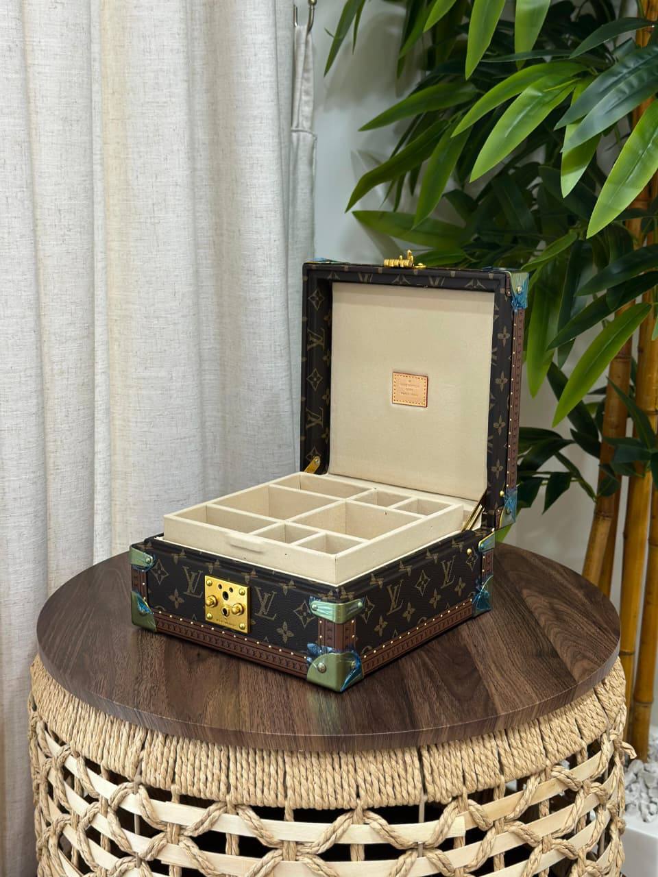 BRAND- LOUIS VUITTON 
*❗️JEWELLERY BOX❗*
*SUPER MASTER QUALITY ❗*
950 dhs✅
*WITH  PAPERBAG❗*

Zain267
♥️♥️♥️
