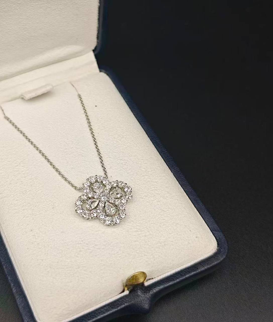 HARRY WINSTON❤️‍🔥*
Necklace 🦋
Master quality 💯
With black boxes 🗃️ 
50 dhs✅

Zain216
♥️♥️♥️