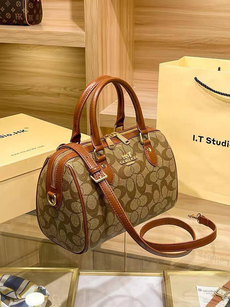 Coach
With box
Size18cm
Good quality 
100 dhs🇦🇪🇦🇪

Zain219
♥️♥️♥️