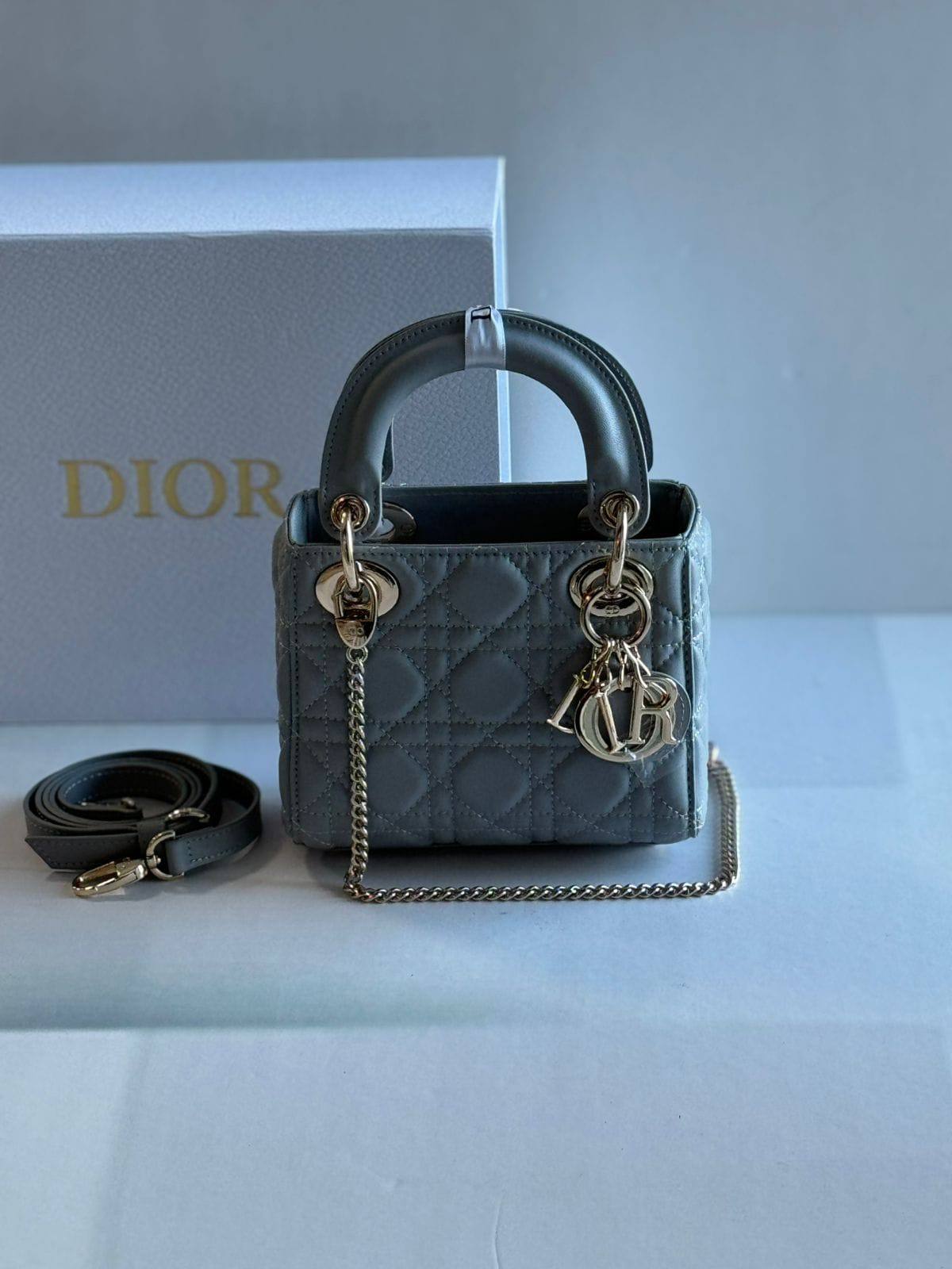 Dior Bag

17Cm

 With Box

 280 dhs🇦🇪🇦🇪

Zain131
♥️♥️♥️