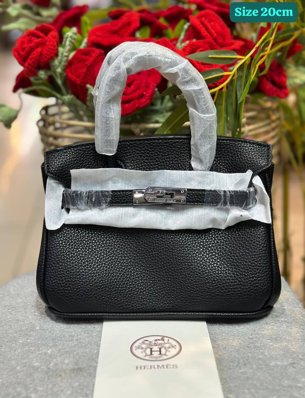 Hermes
Good quality 

with box 
🎁🎁🎁

95 dhs💓

Zain186
♥️♥️♥️