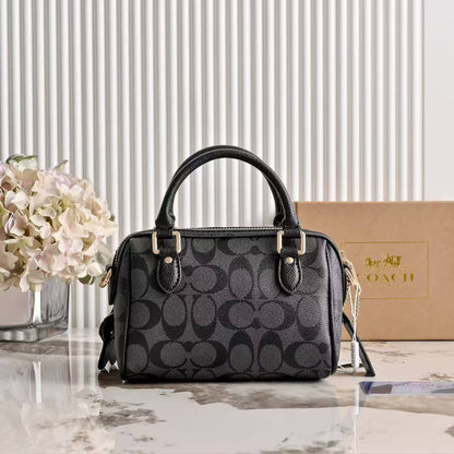 Coach 
100 dhs🇦🇪🇦🇪

with box
size 18×10×13cm

Zain42
♥️♥️♥️