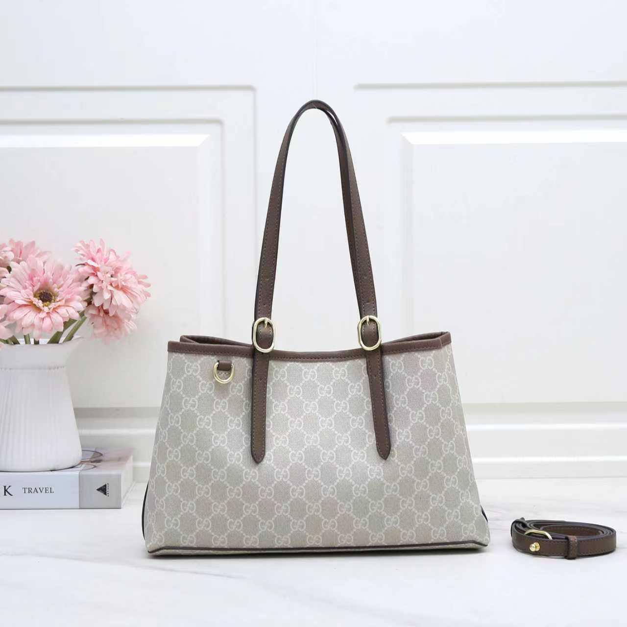 Gucci

High quality

Size：32cm

With box 

110 dhs🇦🇪🇦🇪
Zain50
♥️♥️♥️