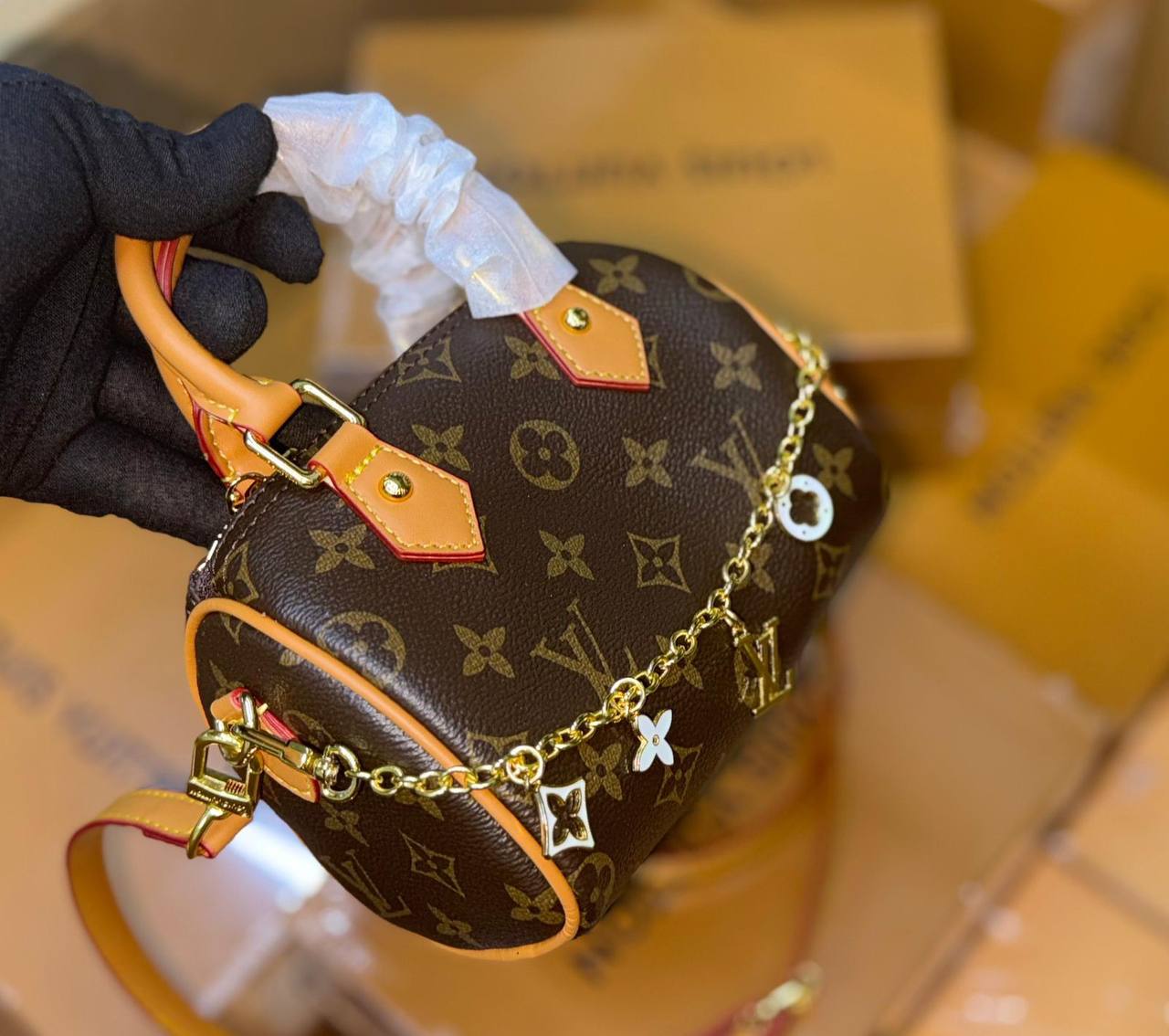 LV
100 dhs💓

with box. 
🎁🎁🎁

Size.  16cm.

Zain175
♥️♥️♥️