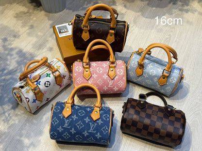 LV speedy 16cm

90 dhs💚❤️❤️💚

with box
🎁🎁🎁

Zain254
♥️♥️♥️