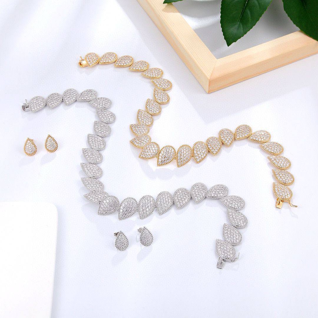 BOUCHERON ❤️‍🔥*
Necklace 🦋
Bracelet 🌊
Earring 🐦‍🔥
Master quality 💯
With normal boxes 🗃️ 
Offer price👇
300 dhs🪙🌨️
With master box 📦 
375 dhs🪙🌨️

Zain216
♥️♥️♥️