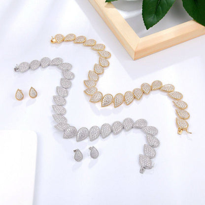 BOUCHERON ❤️‍🔥*
Necklace 🦋
Bracelet 🌊
Earring 🐦‍🔥
Master quality 💯
With normal boxes 🗃️ 
Offer price👇
300 dhs🪙🌨️
With master box 📦 
375 dhs🪙🌨️

Zain216
♥️♥️♥️