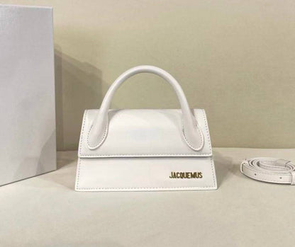 Jacquemus 
Good Quality 
With Box 
🎁🎁🎁

105 dhs🪙🌨️

Zain250
♥️♥️♥️