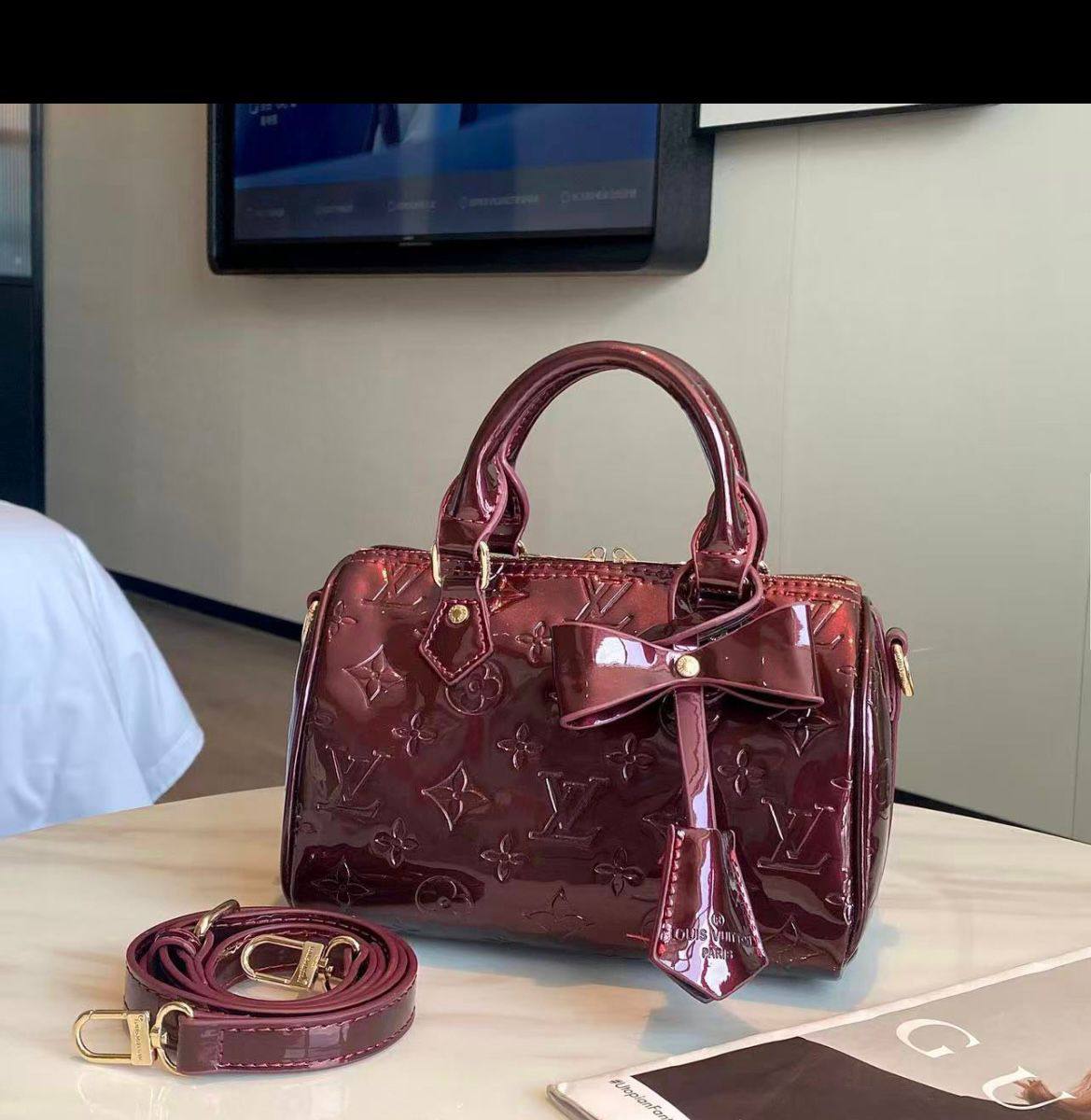 LV 
Best quality with box’s 
95 dhs✅
size 20 CM

Zain290
♥️♥️♥️