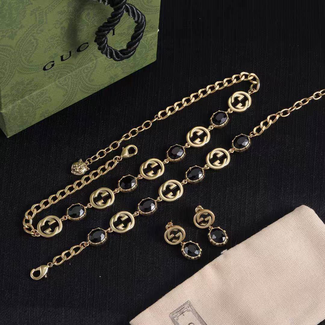 Gucci Set 
Necklace 🍁
Bracelet ❣️
Earring ✨
Master quality 💯
With normal boxes 🗃️ 
130 dhs💓
With master box 📦 
140 dhs💓

Zain216
♥️♥️♥️
