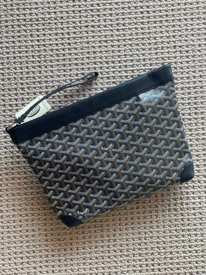 GOYARD
*Pouch*
*Master Quality*
450 dhs✅

Zain179
♥️♥️♥️