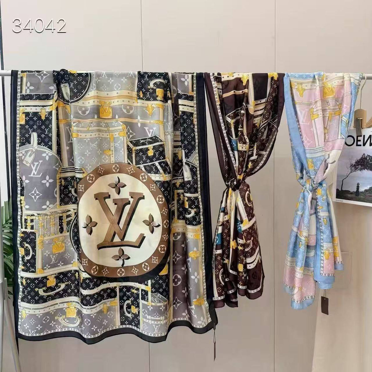 Silk scarf 

40 dhs🇦🇪  
no box

60 dhs🇦🇪 with box

Zain93
♥️♥️♥️
