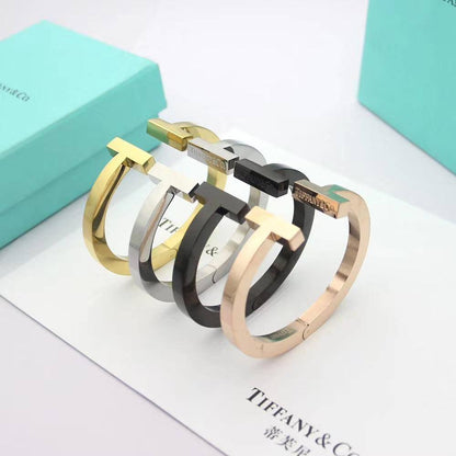 Tiffany BANGLE 
UNISEX
BIG SIZE
60 dhs❣️

WITH BOX AND PAPER BAG
🎁🎁🎁

Zain89
❤️❤️❤️