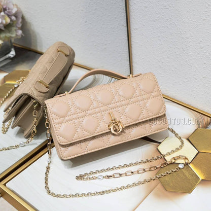 Dior

95 dhs🇦🇪🇦🇪

With box
22 cm

Zain219
♥️♥️♥️