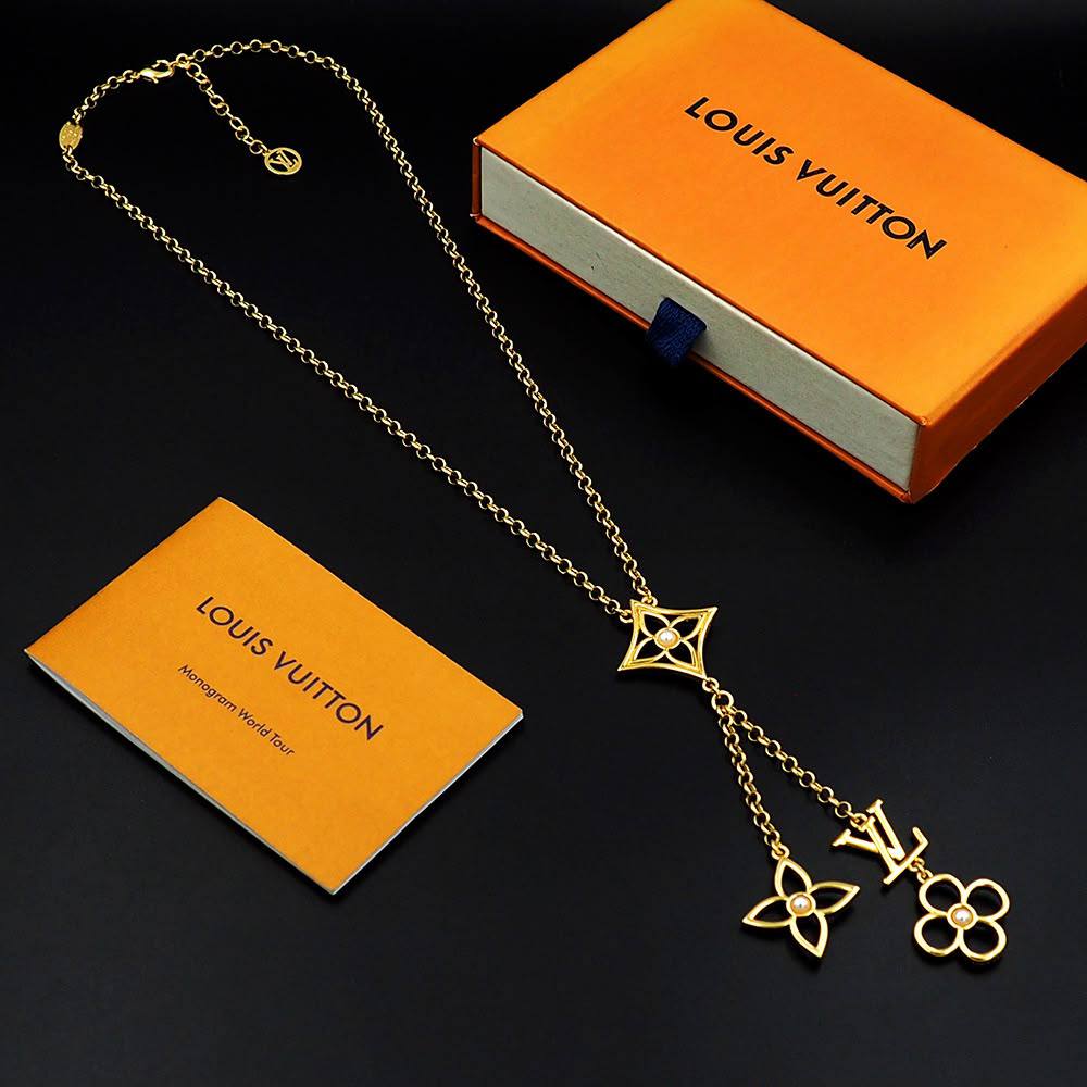 LV
Necklace ✨
Bracelet 😍
Earring 🦋
Master quality 💯
With normal boxes 🗃️ 
180 dhs🇦🇪🇦🇪
With master box 📦 
210 dhs🇦🇪🇦🇪

Zain216
♥️♥️♥️