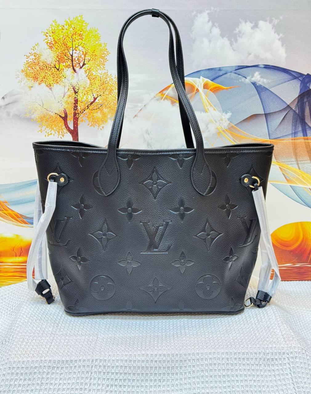 LV 
Best quality with box’s 
110 dhs✅
size 41 Cm

Zain290
♥️♥️♥️