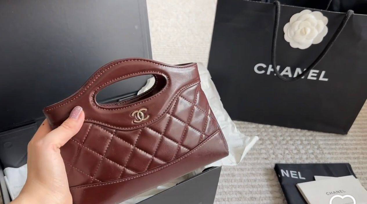 Chanel 
good quality, 
comes with box, 🎁🎁🎁
size... 21*15 cm
100 dhs✅

Zain12
♥️♥️♥️