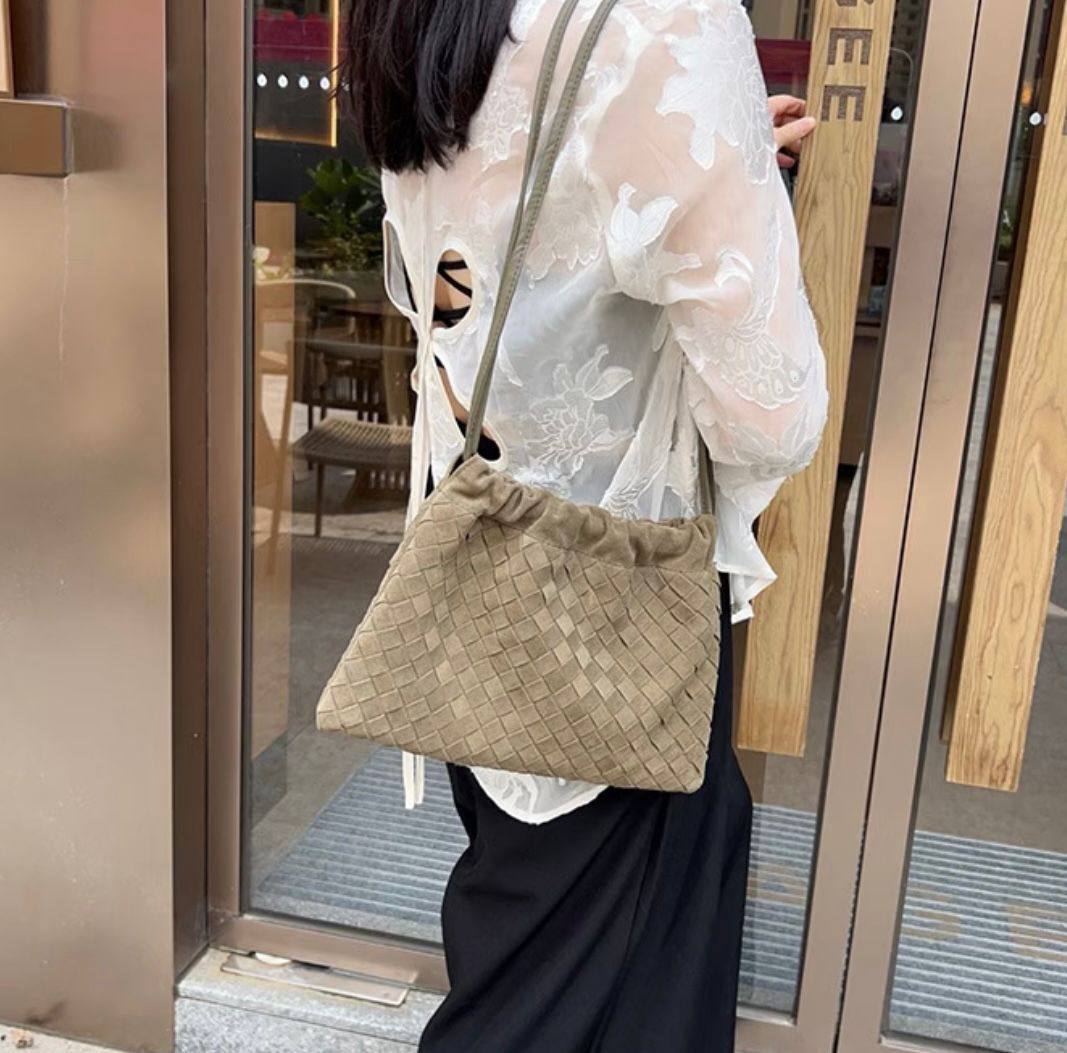 BOTTEGA 
COPY ONE 
WITH BOX 
🎁🎁🎁

130 dhs✅

Zain39
♥️♥️♥️