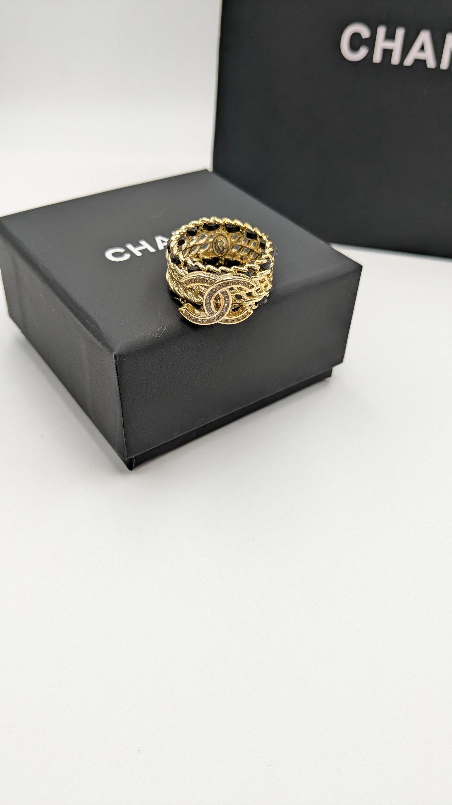Chanel
*Master Quality* 
*Finger Ring*
65 dhs❣️
with Normal Box 🎁

Zain210
♥️♥️♥️