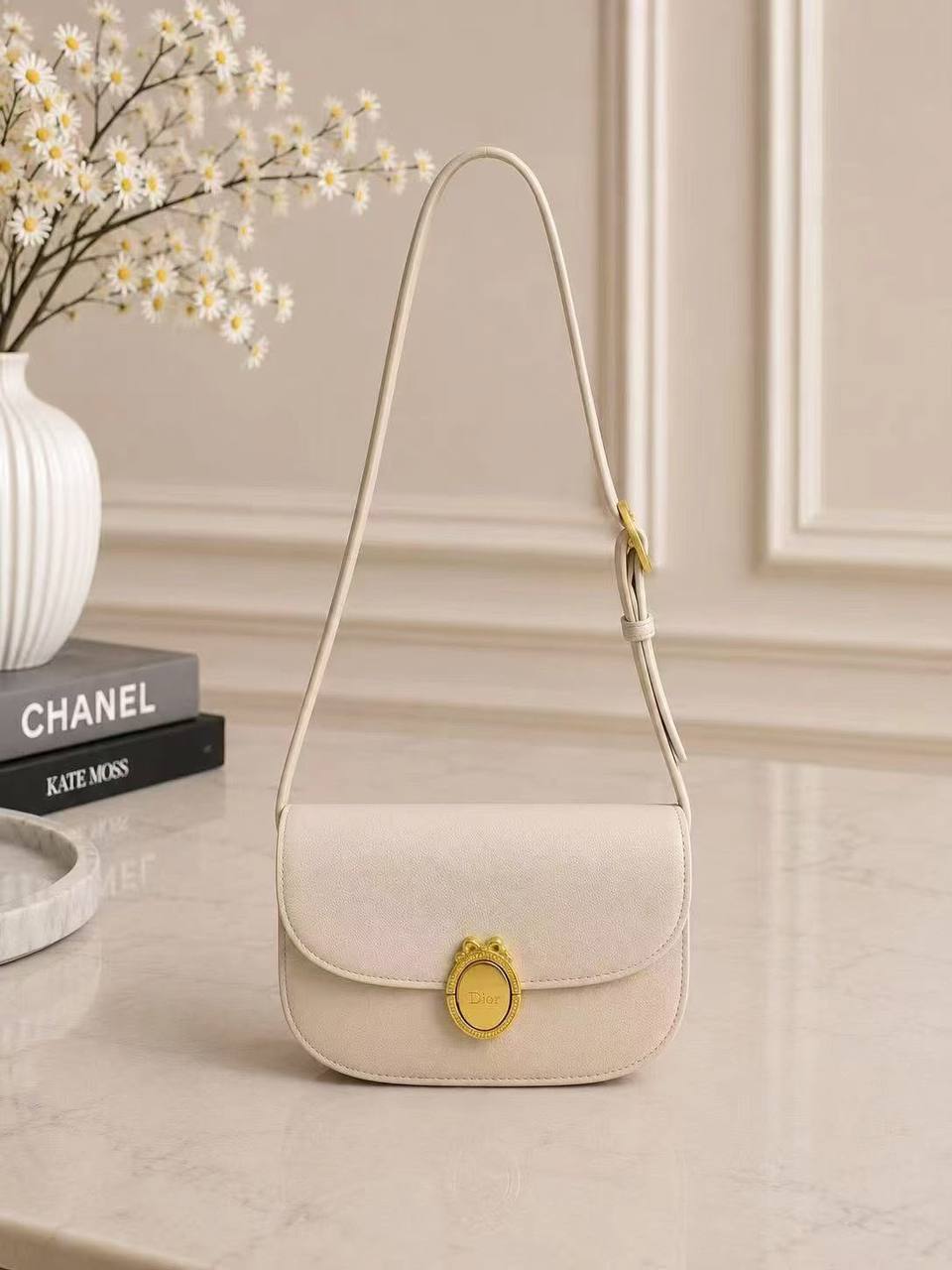 DIOR 
23cm
110 dhs💛
with box

Zain44
♥️♥️♥️
