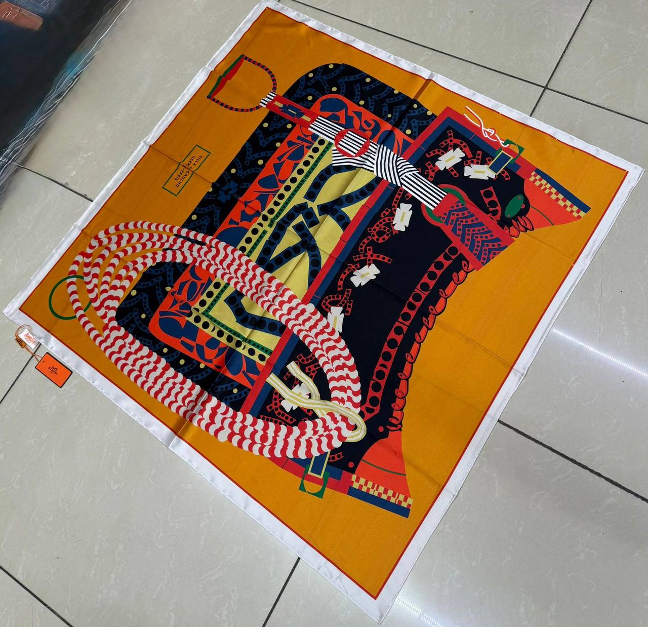 Silk square scarf 
40 dhs🪙💚

Zain93
♥️♥️♥️