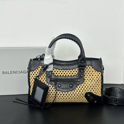 Balenciaga 💕💕
Master
30cm🥰 
340 dhs✅

Zain297
♥️♥️♥️