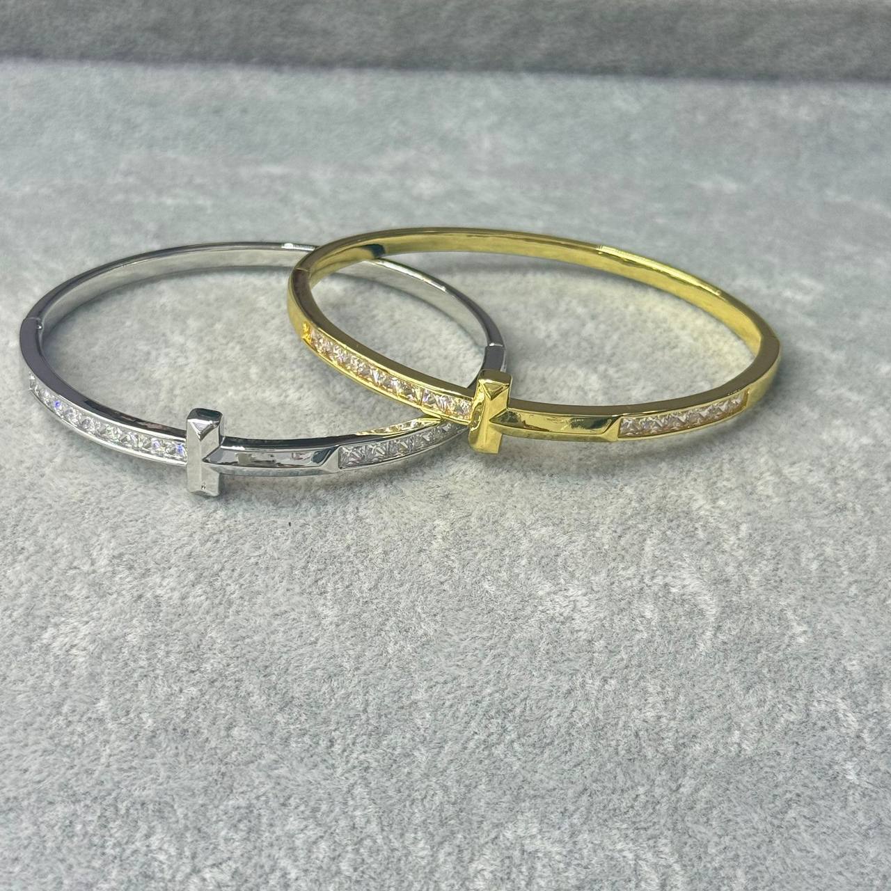 VCA 
Bangle 🦋
Ring 💍 size available 👇
6,7,8,9
Master quality 💯
With normal boxes 📦 
125 dhs💓
With master box 📦 
145 dhs💓

Zain216
♥️♥️♥️