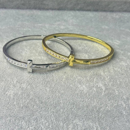 VCA 
Bangle 🦋
Ring 💍 size available 👇
6,7,8,9
Master quality 💯
With normal boxes 📦 
125 dhs💓
With master box 📦 
145 dhs💓

Zain216
♥️♥️♥️