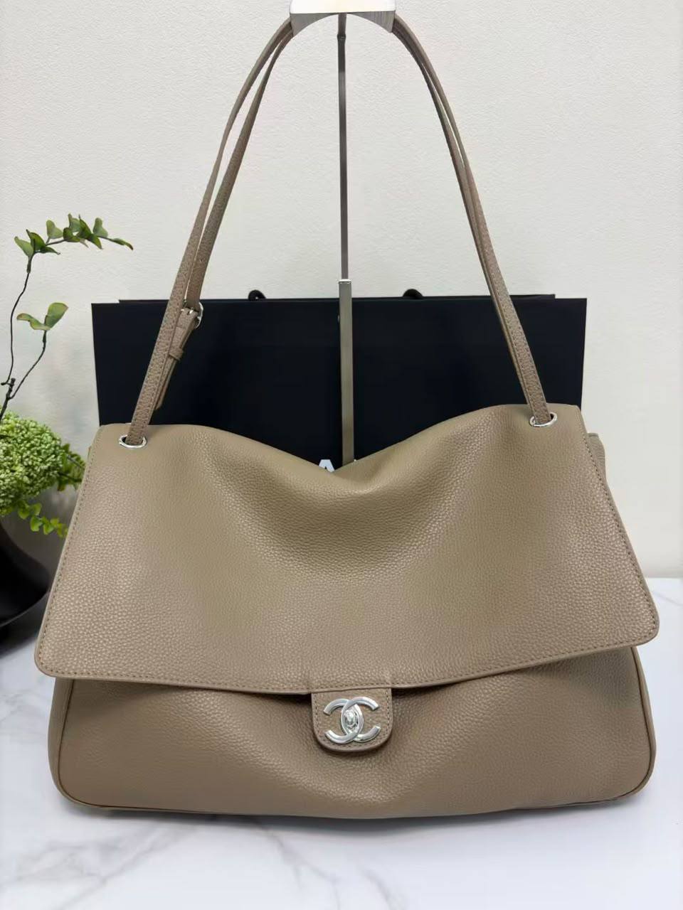 Chanel re stock 

40cm. 420 dhs🇦🇪🇦🇪

32cm.  410 dhs🇦🇪🇦🇪

Zain228
♥️♥️♥️