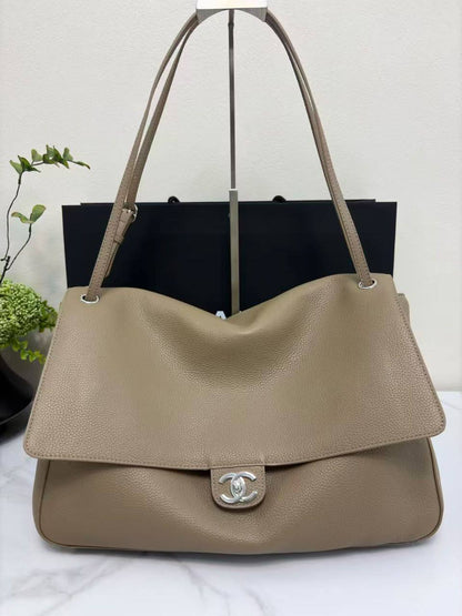 Chanel re stock 

40cm. 420 dhs🇦🇪🇦🇪

32cm.  410 dhs🇦🇪🇦🇪

Zain228
♥️♥️♥️