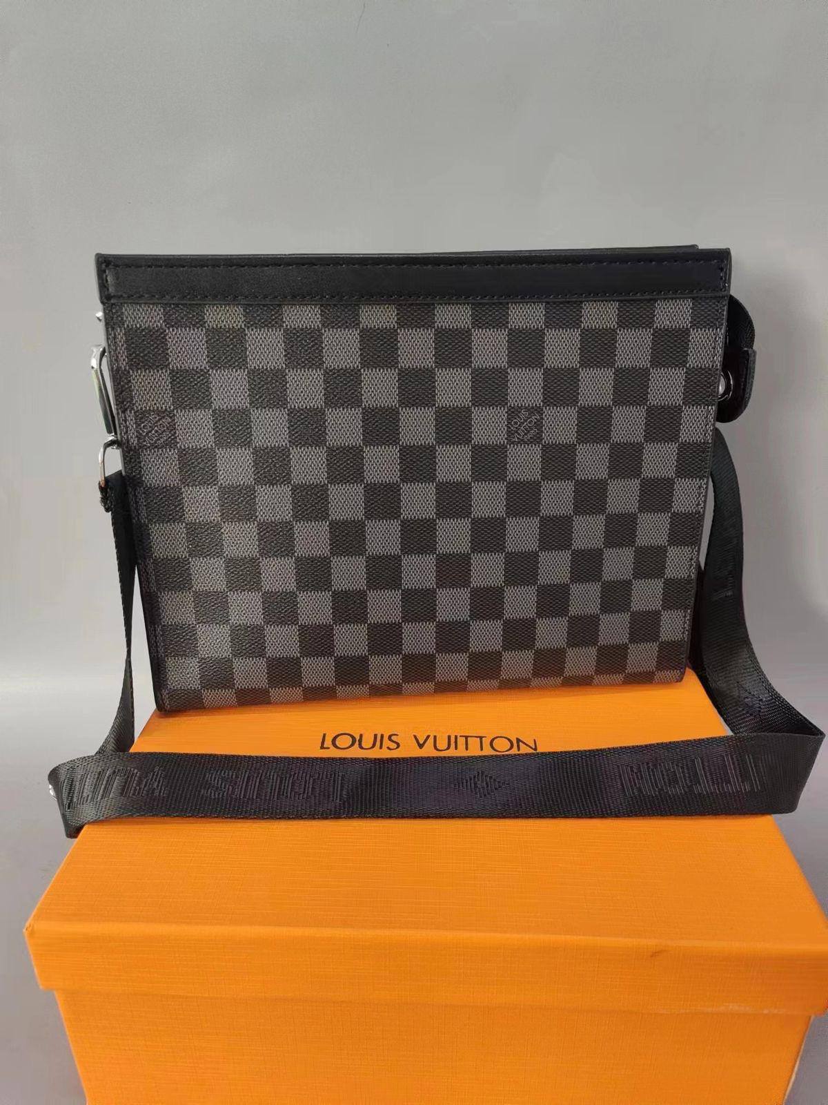 LV 
clutch with belt

Size: 26cm

With box 
🎁🎁🎁

65 dhs🗽

Zain50
♥️♥️♥️
