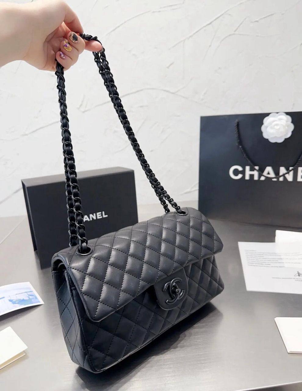 Chanel
100 dhs💓
size：24cm
High-quality 

with box🎁🎁🎁

Zain35
♥️♥️♥️