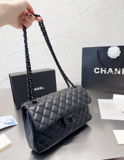 Chanel
100 dhs💓
size：24cm
High-quality 

with box🎁🎁🎁

Zain35
♥️♥️♥️