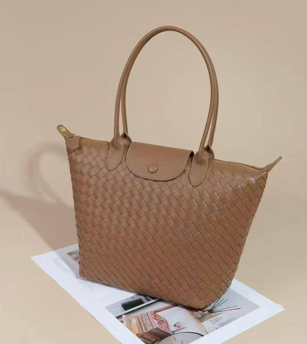 BOTTEGA 
COPY ONE 
130 dhs🇦🇪🇦🇪

Zain295
♥️♥️♥️